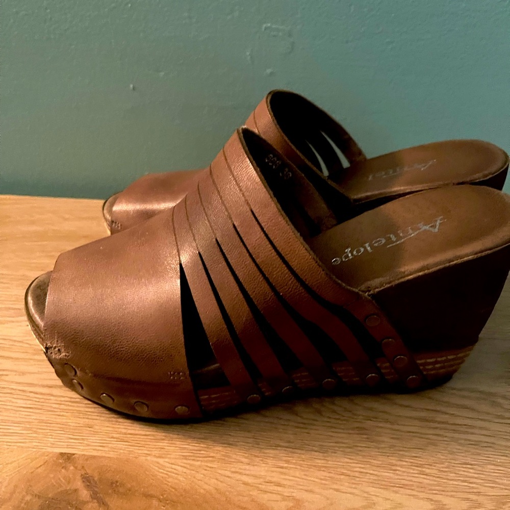 Antelope wedges size 36